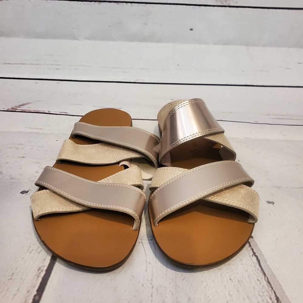 NWOT Paul Green Flat Cross Strap Sandal